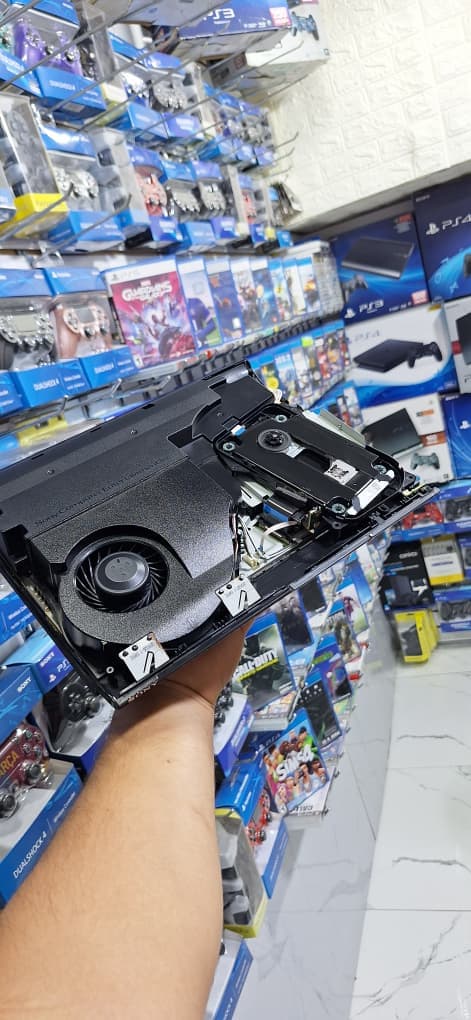 Detalle del proceso de limpieza de componentes internos.