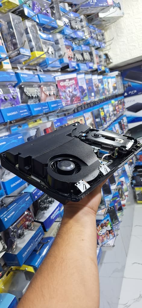 Técnico ensamblando nuevamente la carcasa de la consola.