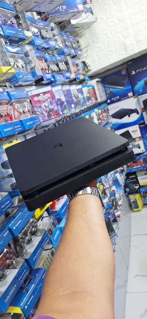 Consola limpia y encendida lista para entregar al cliente.